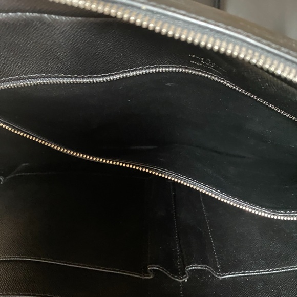 Authentic LOUIS VUITTON epi Porte bag - Picture 9 of 12